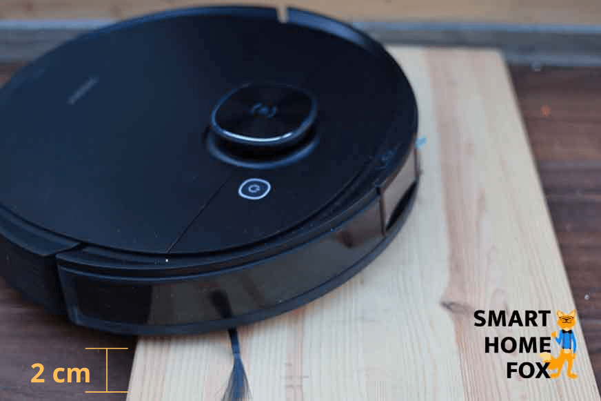 Der Ecovacs Deebit T9 AIVI überfährt eine Türschwelle